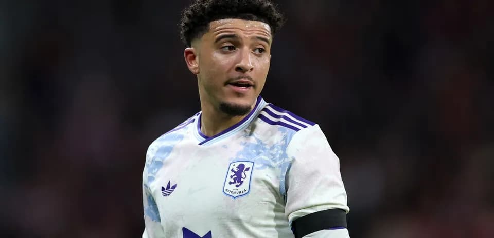 Futbolchi Aston Villa formasida maydonda