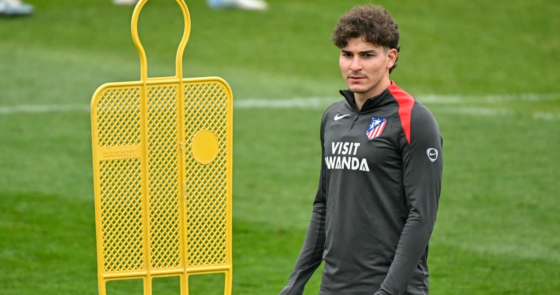 Futbolchi treningda saralangan to'siq yonida