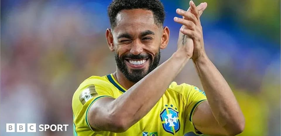 Futbolchi qo'llarini qarsillatib tabriklamoqda