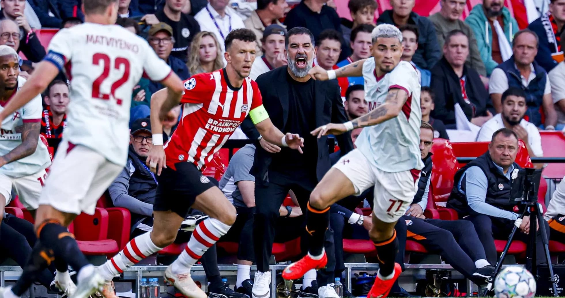 Futbol o'yinida o'yinchilar va murabbiy harakatda