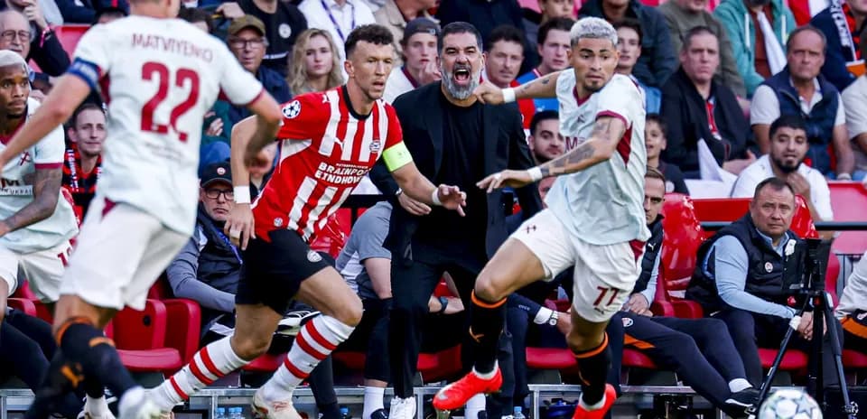 Futbol o'yinida o'yinchilar va murabbiy harakatda