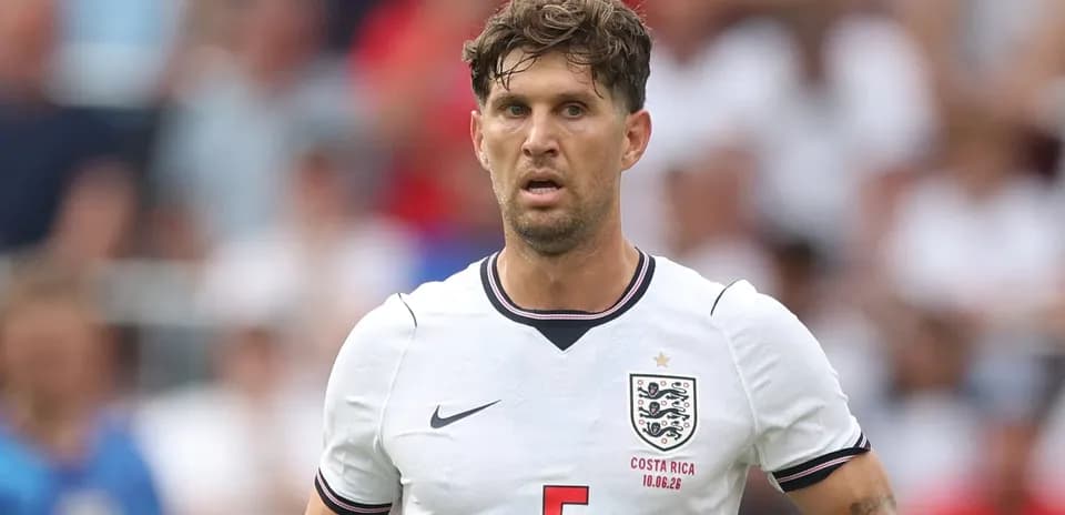 Futbolchi maydonda o'yin davomida harakatda