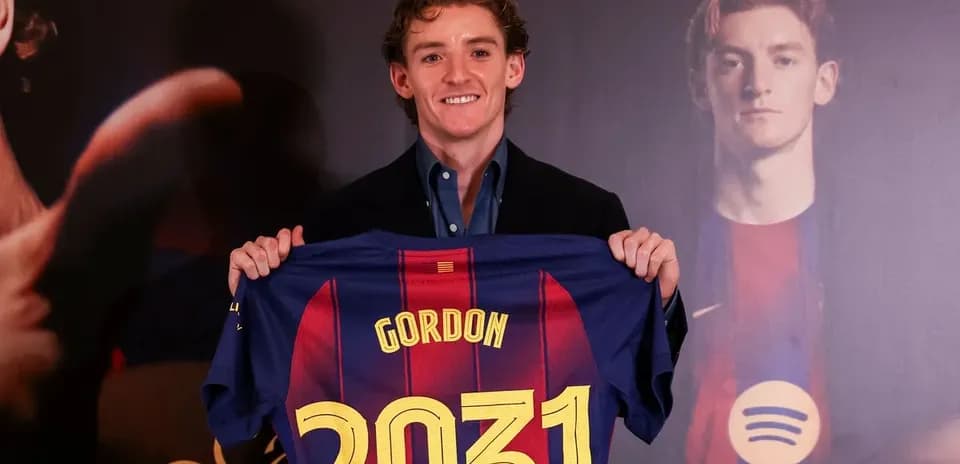 Futbolchi Gordon Barcelona formasini ko'rsatmoqda
