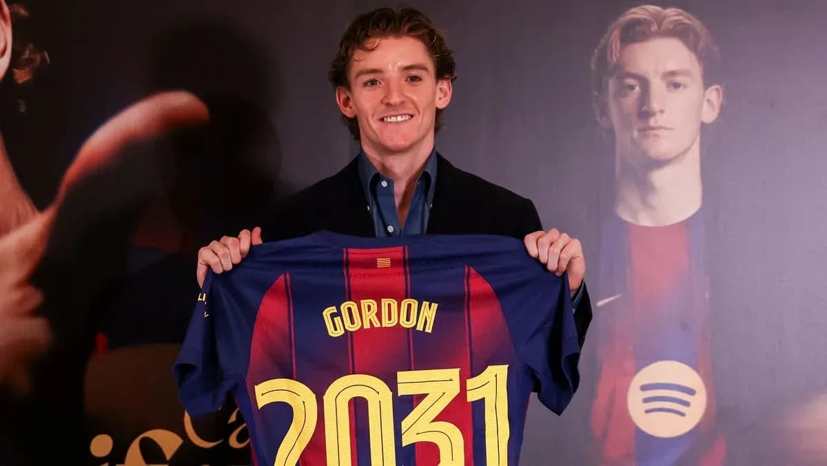 Futbolchi Gordon Barcelona formasini ko'rsatmoqda