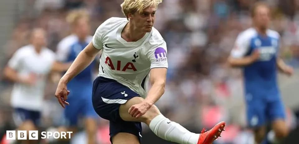 Futbolchi to'pni urayotgan paytda ko'rinadi