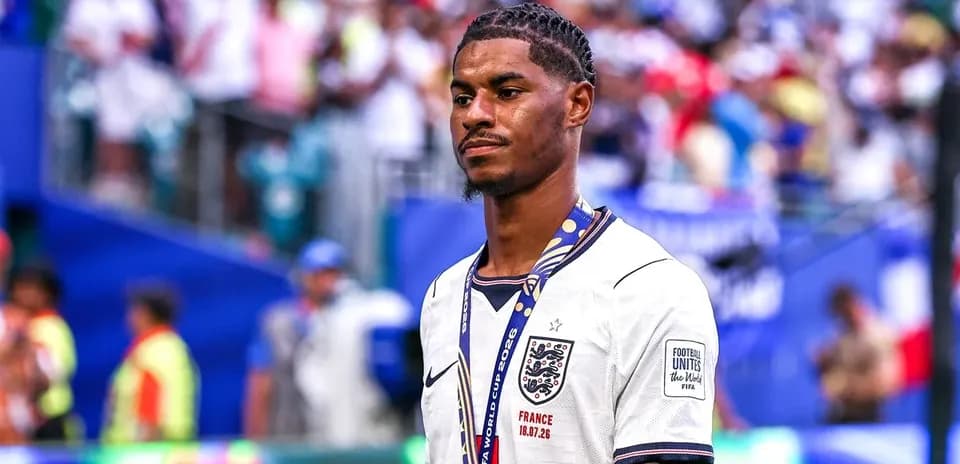 Futbolchi England formasida, medal bilan maydonni tark etmoqda