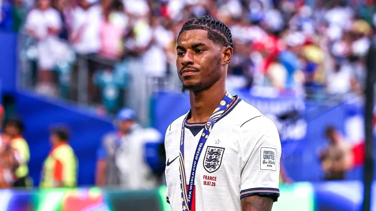 Futbolchi England formasida, medal bilan maydonni tark etmoqda