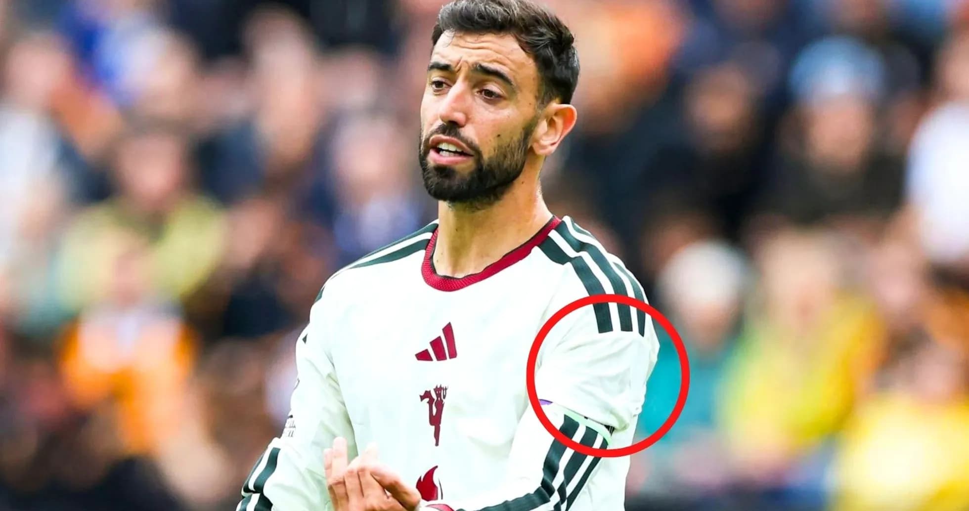 Futbolchi o'yin davomida qo'lini ko'tarib turibdi