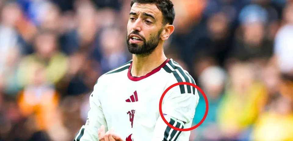 Futbolchi o'yin davomida qo'lini ko'tarib turibdi