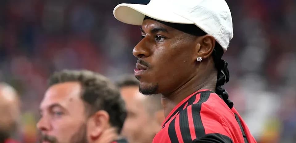 Futbolchi o'yin paytida tomoshabinlar orasida