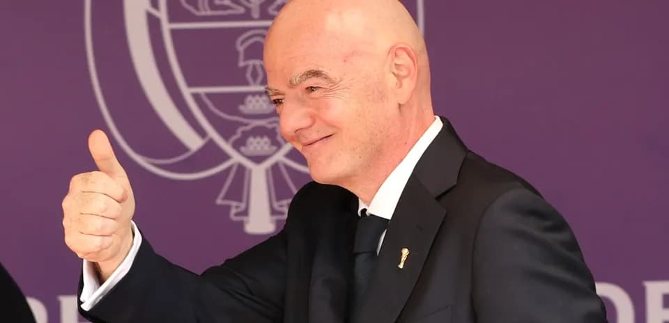 Kishi qabul qilingan shaxs qo'lini ko'tarib turgan