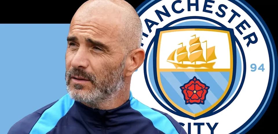 Muzokor Manchester City logosi bilan erkak trener