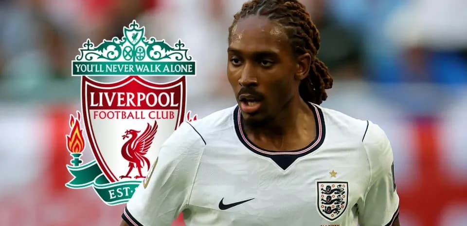 Futbolchi Liverpool logosi bilan harakatda