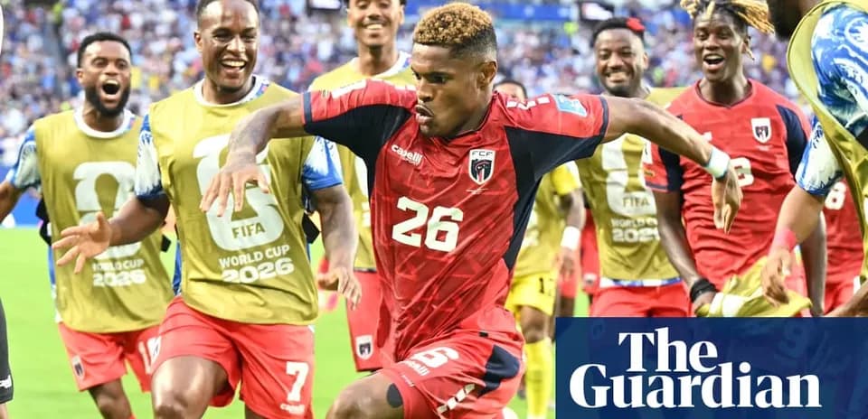 Futbolchilar g'alaba bilan maydonni tark etmoqda