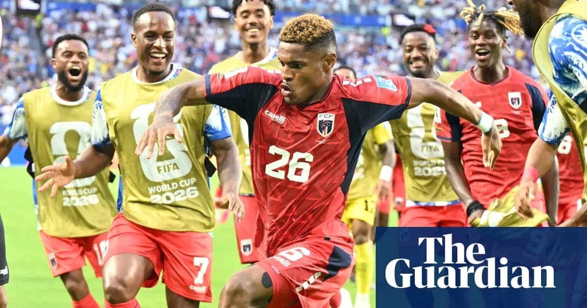 Futbolchilar g'alaba bilan maydonni tark etmoqda