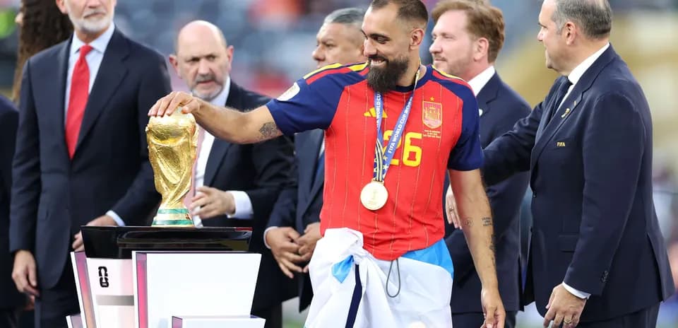 Futbolchi jamoasi a'zoi kubokni qabul qilmoqda