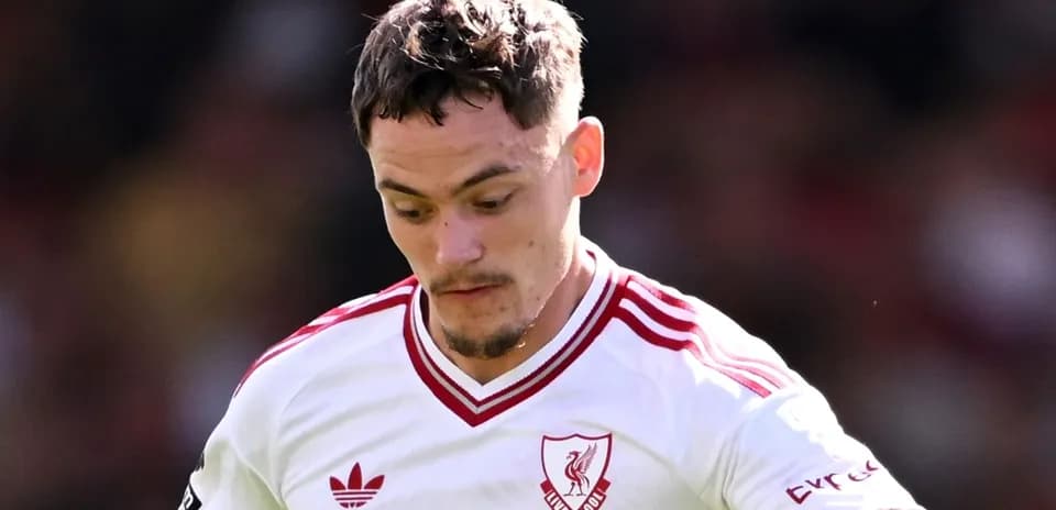 Futbolchi Liverpool formasi bilan maydonda harakatda