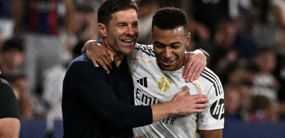 Trener va futbolchi quchoqlashmoqda stadionda