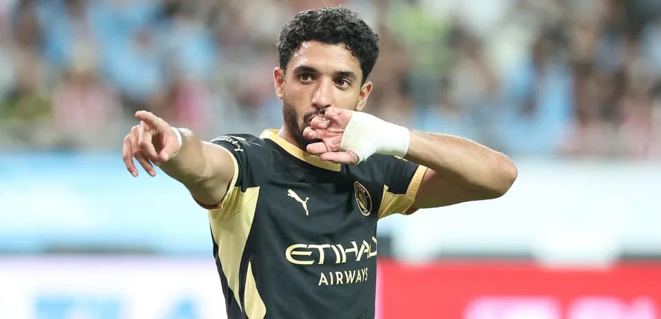 Futbolchi raqibiga ishora qilmoqda