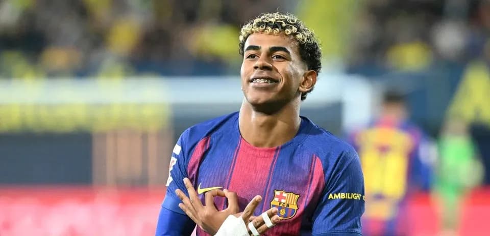 Futbolchi g'alaba ko'rsatmoqda o'yin davomida