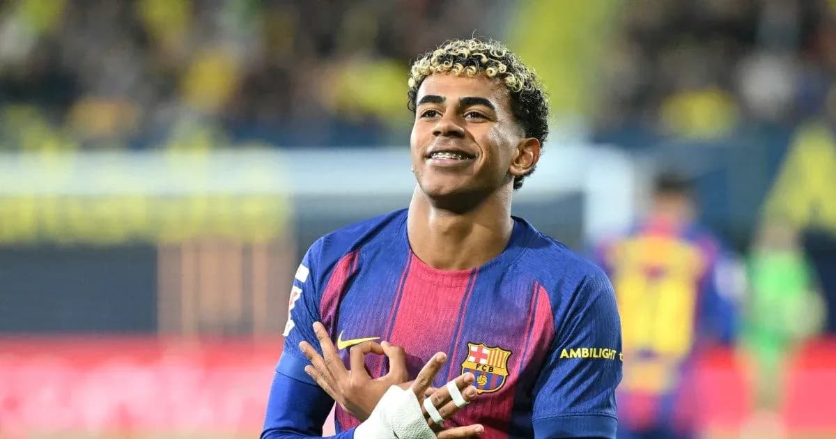 Futbolchi g'alaba ko'rsatmoqda o'yin davomida