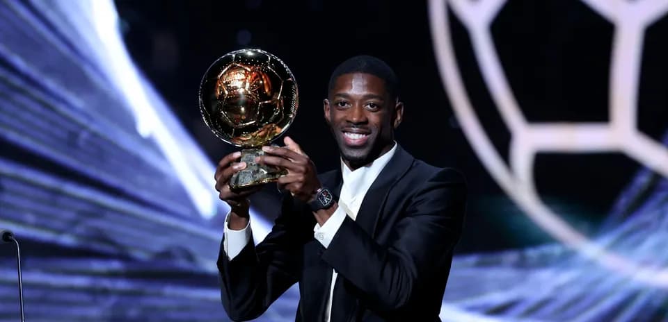 O'yinchi Ballon d'Or mukofotini ko'tarib turibdi