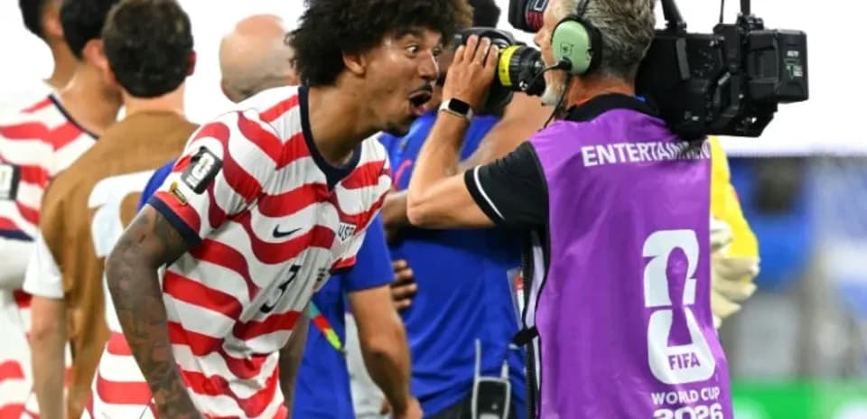 Futbolchi kameraga qichqirayotgan USAning o'yinchisi
