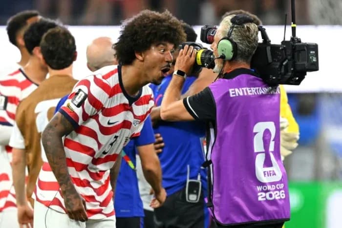 Futbolchi kameraga qichqirayotgan USAning o'yinchisi