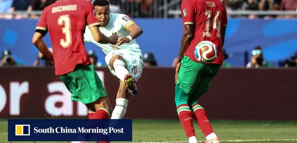 Futbolchi to'pni zarb berayotgan payt