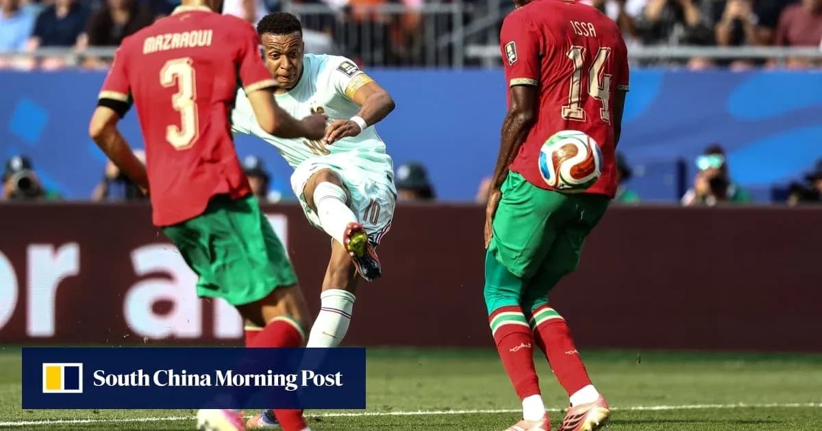Futbolchi to'pni zarb berayotgan payt