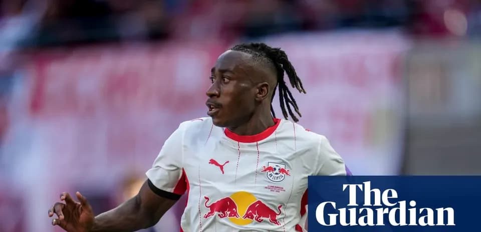 Futbolchi RB Leipzig formasi bilan maydonda harakatda
