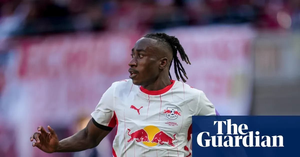 Futbolchi RB Leipzig formasi bilan maydonda harakatda