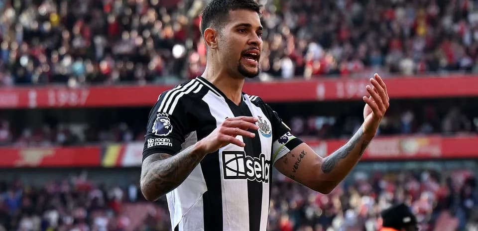 Futbolchi maydonda raqobatlashayotgan holatda