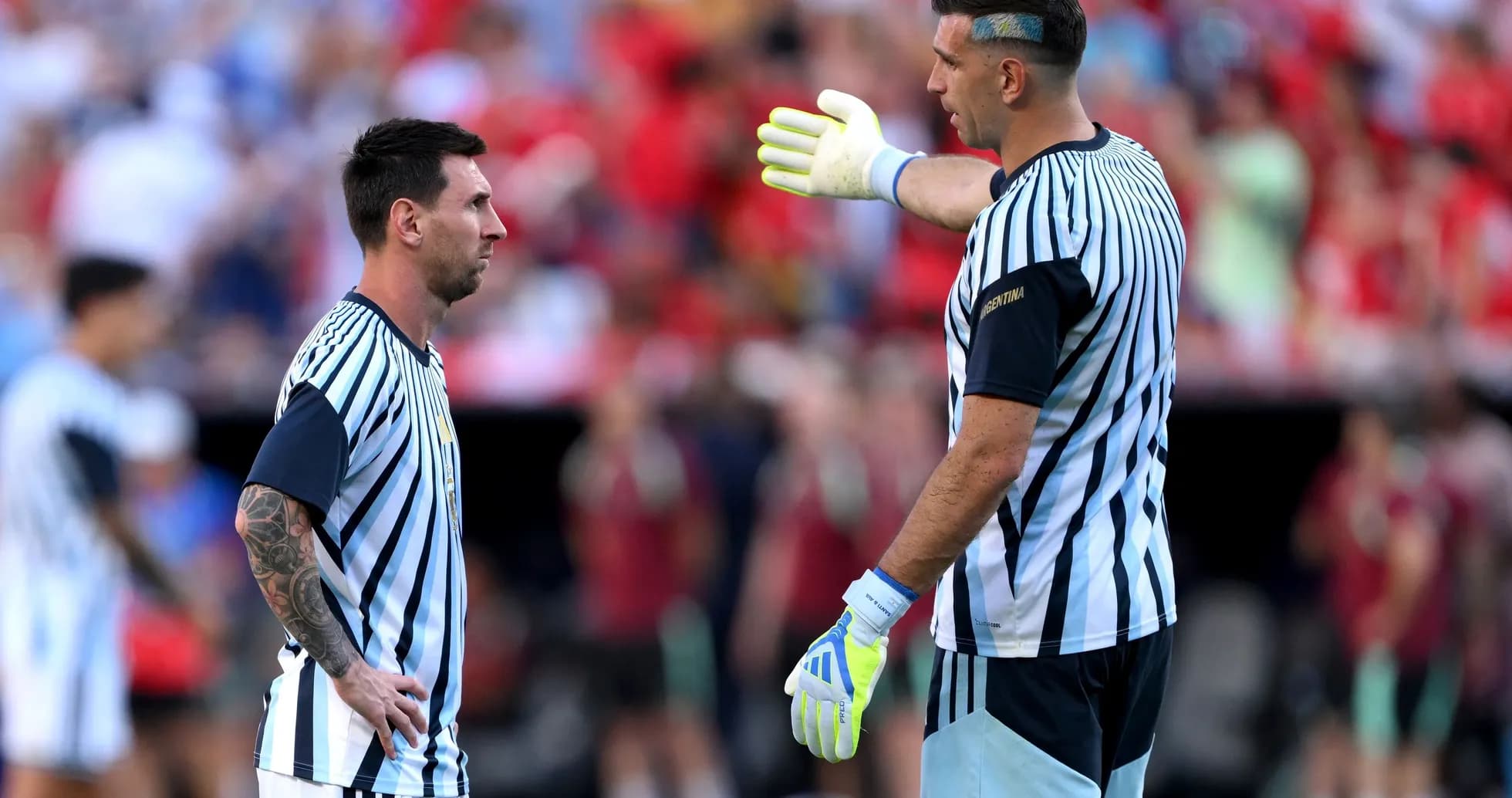 Lionel Messi and goalkeeper discussing on the field