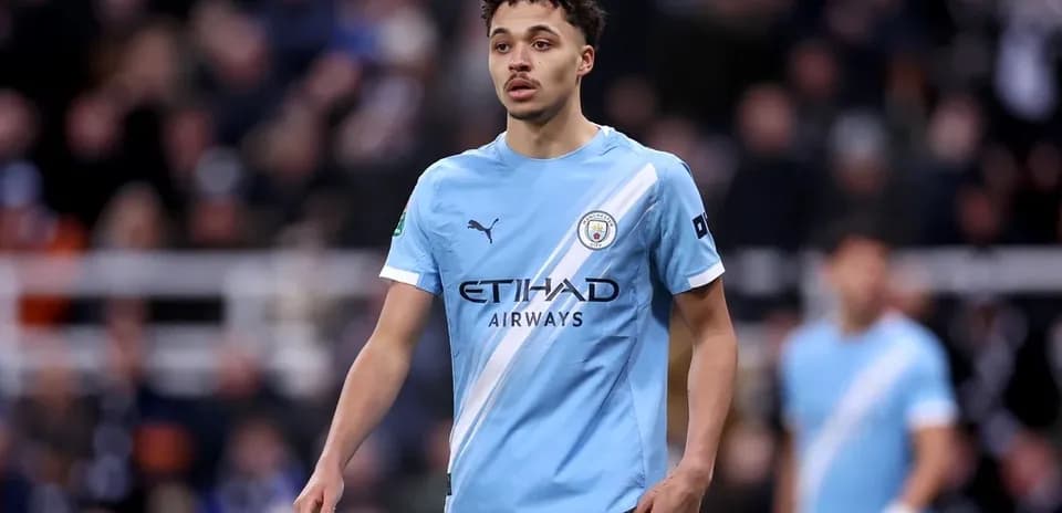Futbolchi Manchester City formasida maydonda