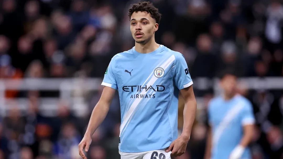Futbolchi Manchester City formasida maydonda