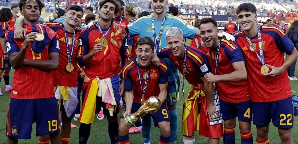 Ispaniya futbolchilarining chempionlikda g'alaba bayrami