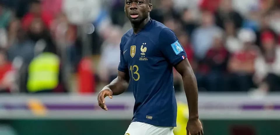 Fransiya futbolchisi maydonda harakatda