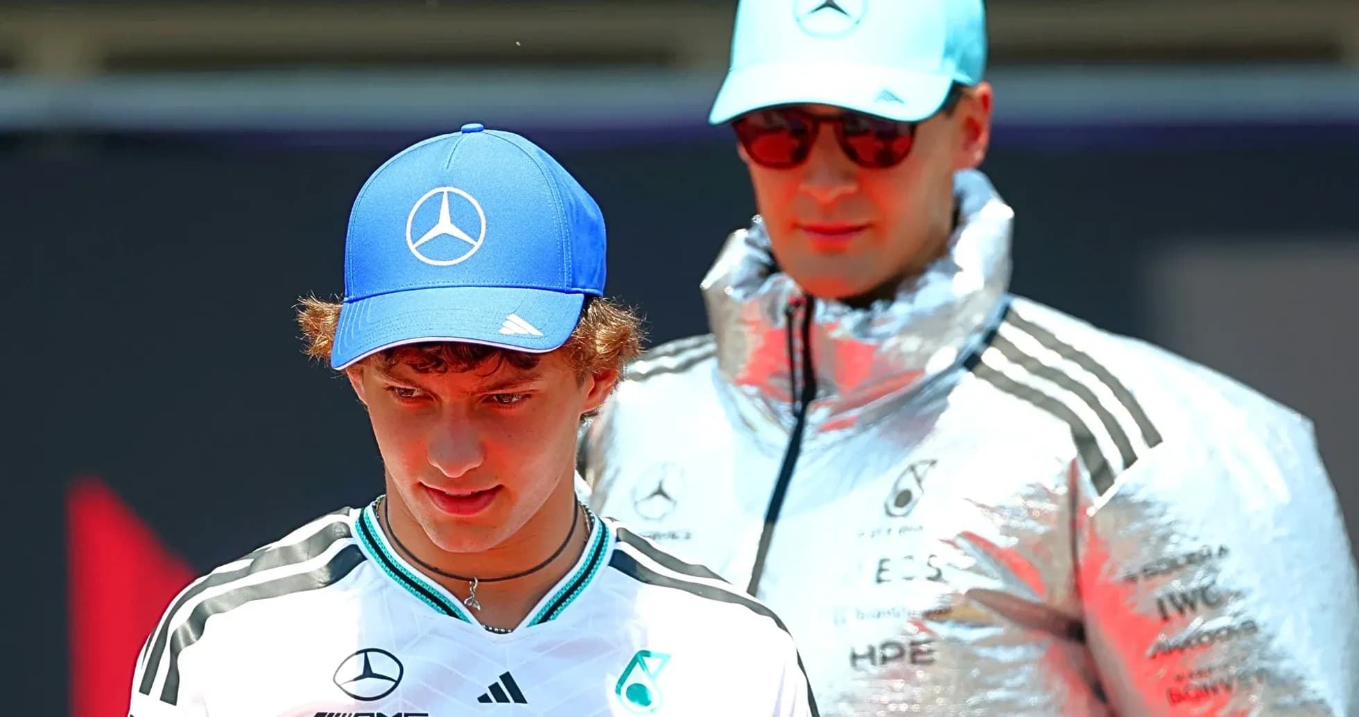 Ikkita haydovchi Mercedes brendi kiyimida sahnaga chiqmoqda