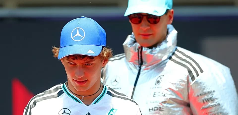 Ikkita haydovchi Mercedes brendi kiyimida sahnaga chiqmoqda