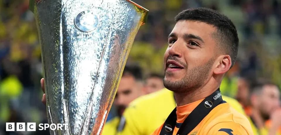 Futbolchi yutgan kubokni ushlab turibdi