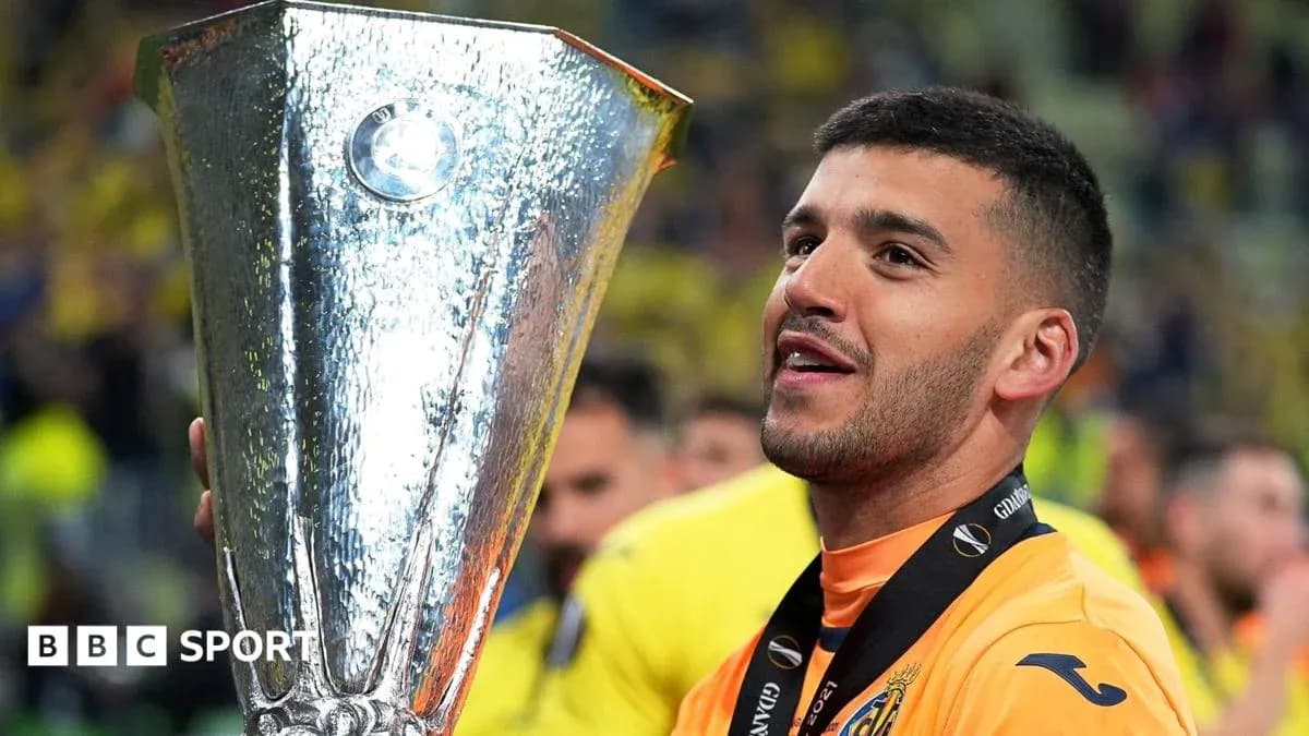 Futbolchi yutgan kubokni ushlab turibdi