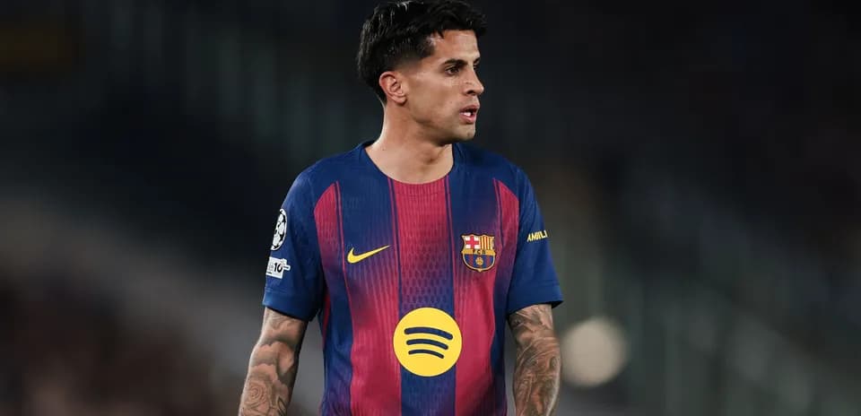 Futbolchi Barcelona formasida o'yin maydonida