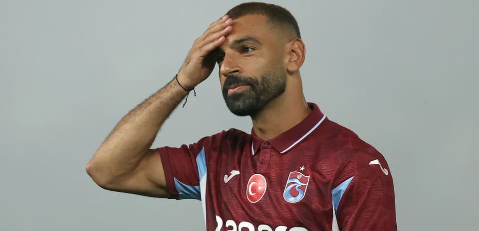 Futbolchi yangi formasini taqdim etmoqda