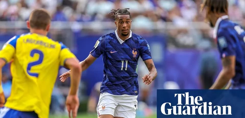 Fransiya futbolchisi to'pni boshqarayotgan payt