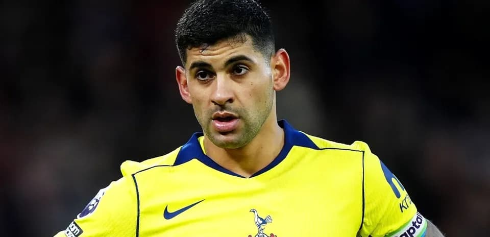 Futbolchi o'yinda jamoa formasida