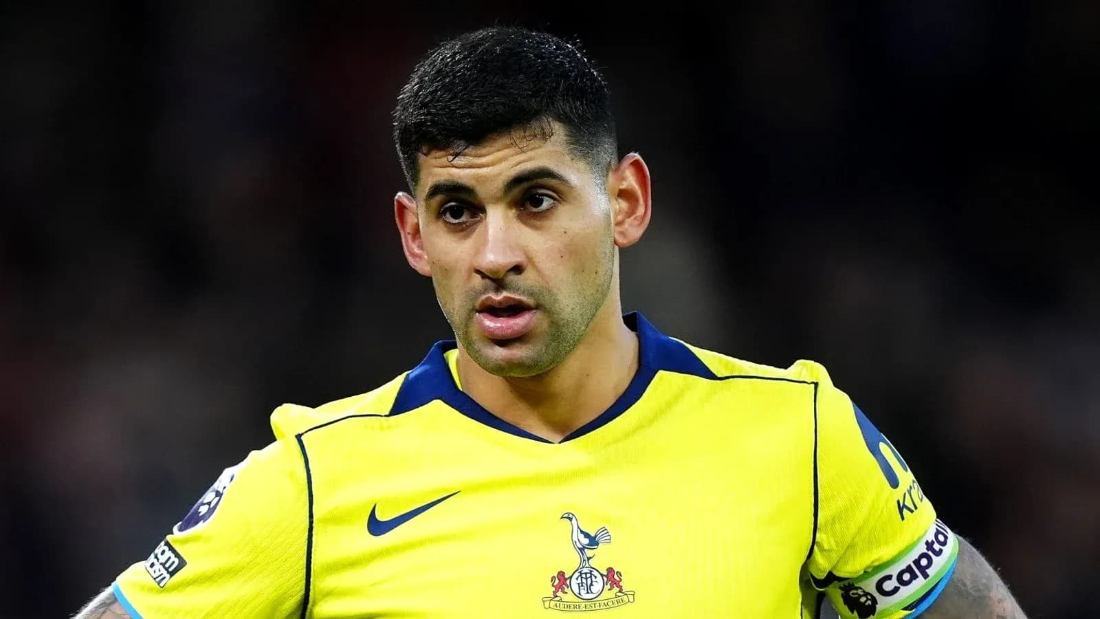 Futbolchi o'yinda jamoa formasida