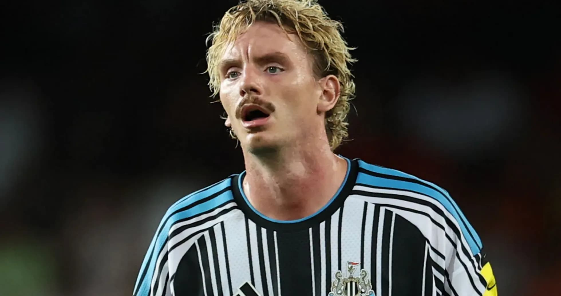Futbolchi Newcastle United formasida o'yinda