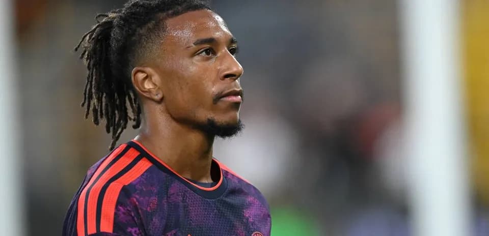 Futbolchi maydonda jamoasi uchun tayyorgarlik ko'rmoqda