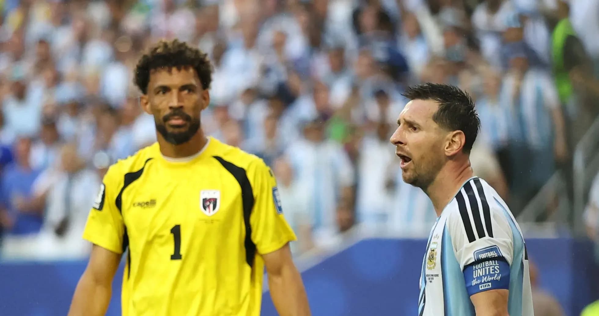 Messi arguing with goalkeeper during match